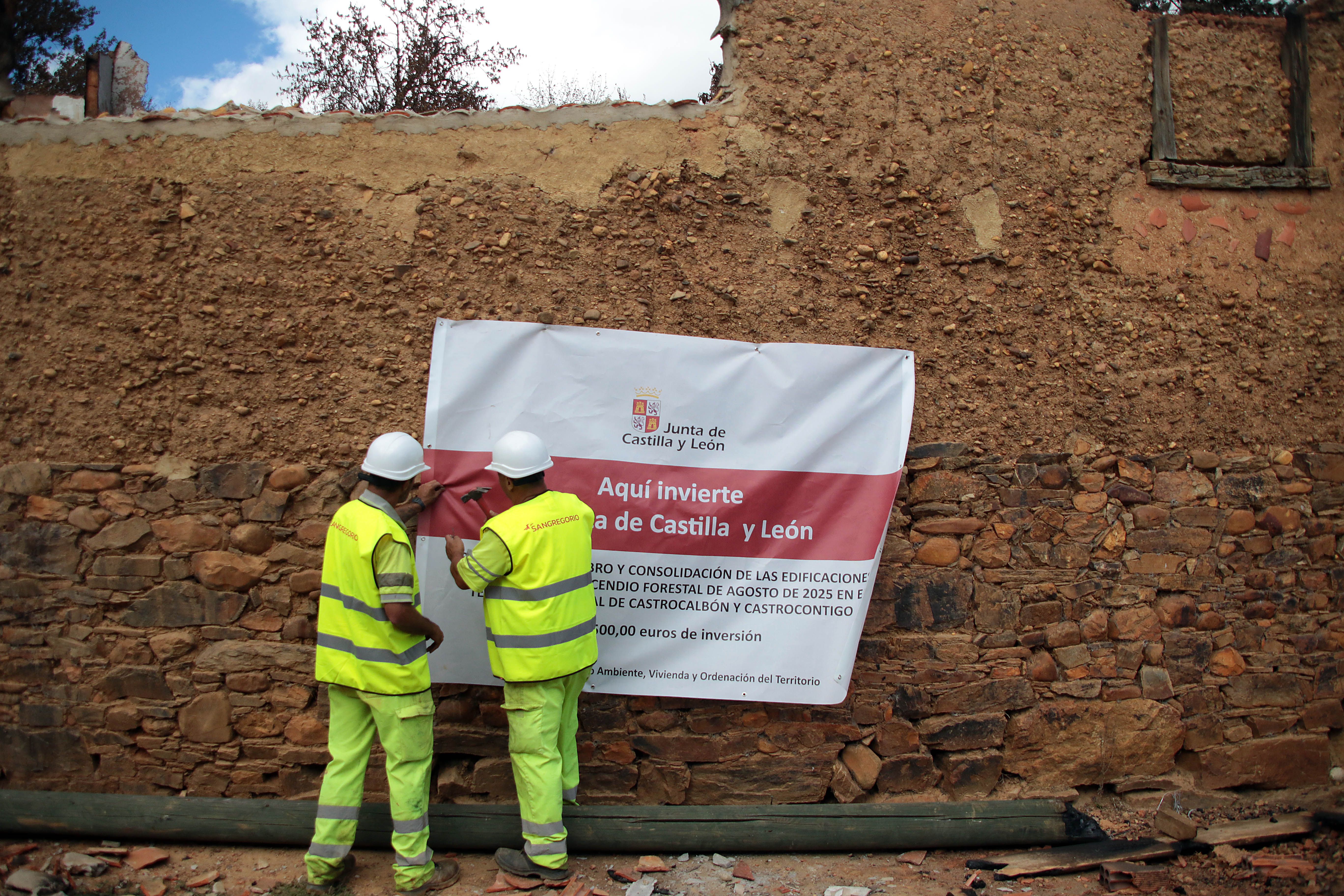 Uno de los carteles de la Junta en una de las viviendas afectadas en Castrocalbón. | ICAL