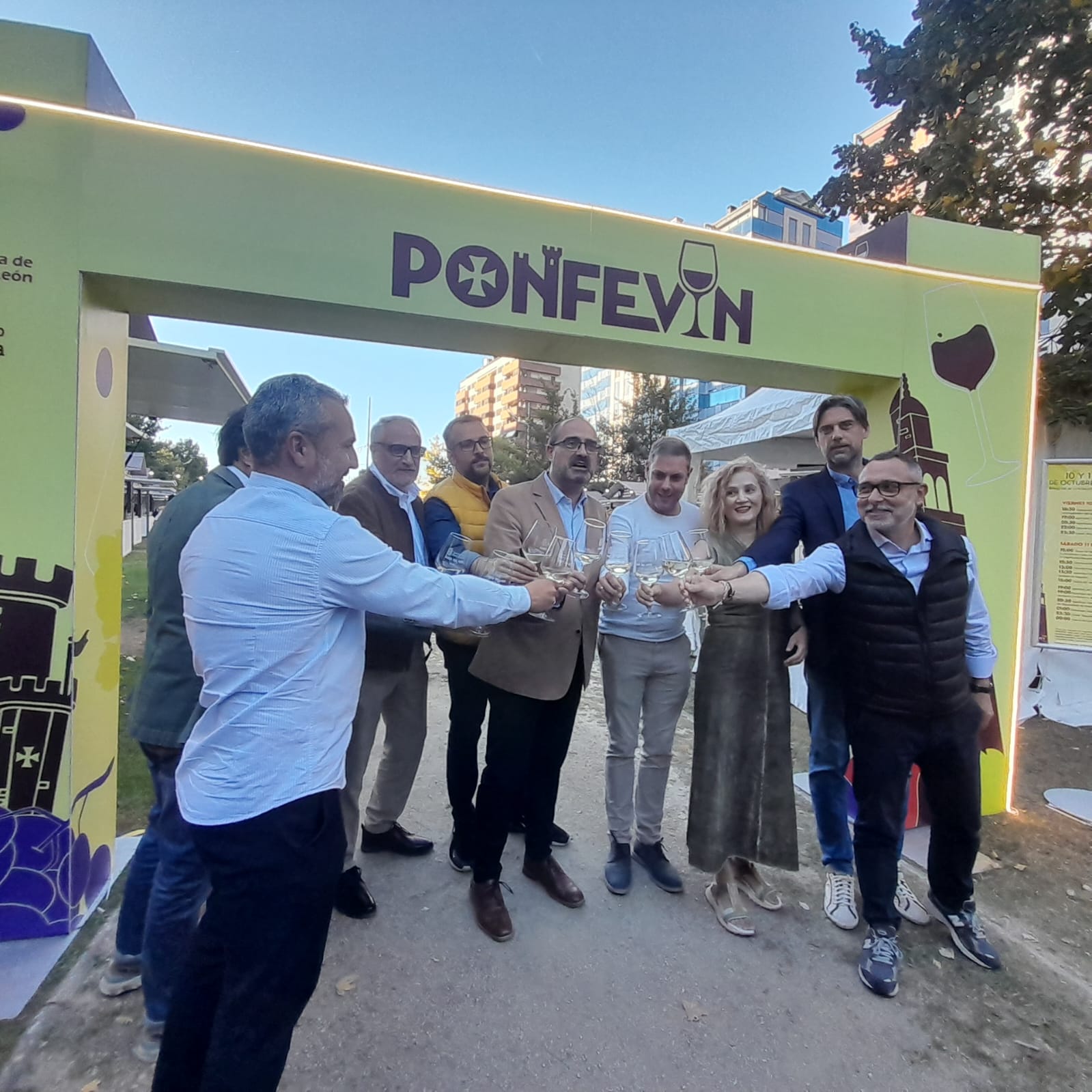 Las autoridades abriendo el Ponfevin con el primer brindis. | MAR IGLESIAS