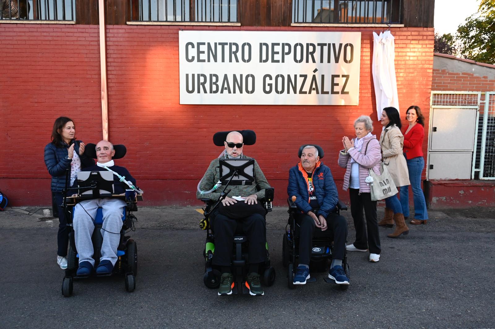 Acto de homenaje en el que el Ayuntamiento de San Andrés del Rabanedo dedicó el centro de ocio de Trobajo del Camino a Urbano González | SAUL ARÉN