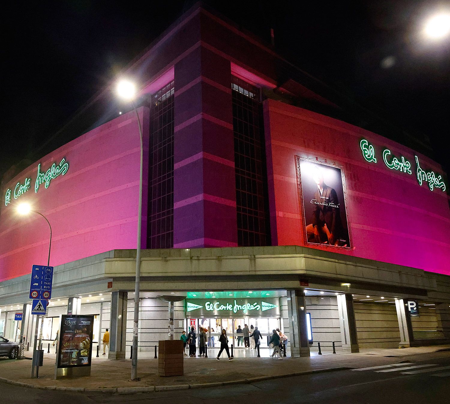 El Corte Inglés de León ilumina su fachada de rosa en apoyo a la lucha contra el cáncer de mama. | L.N.C.