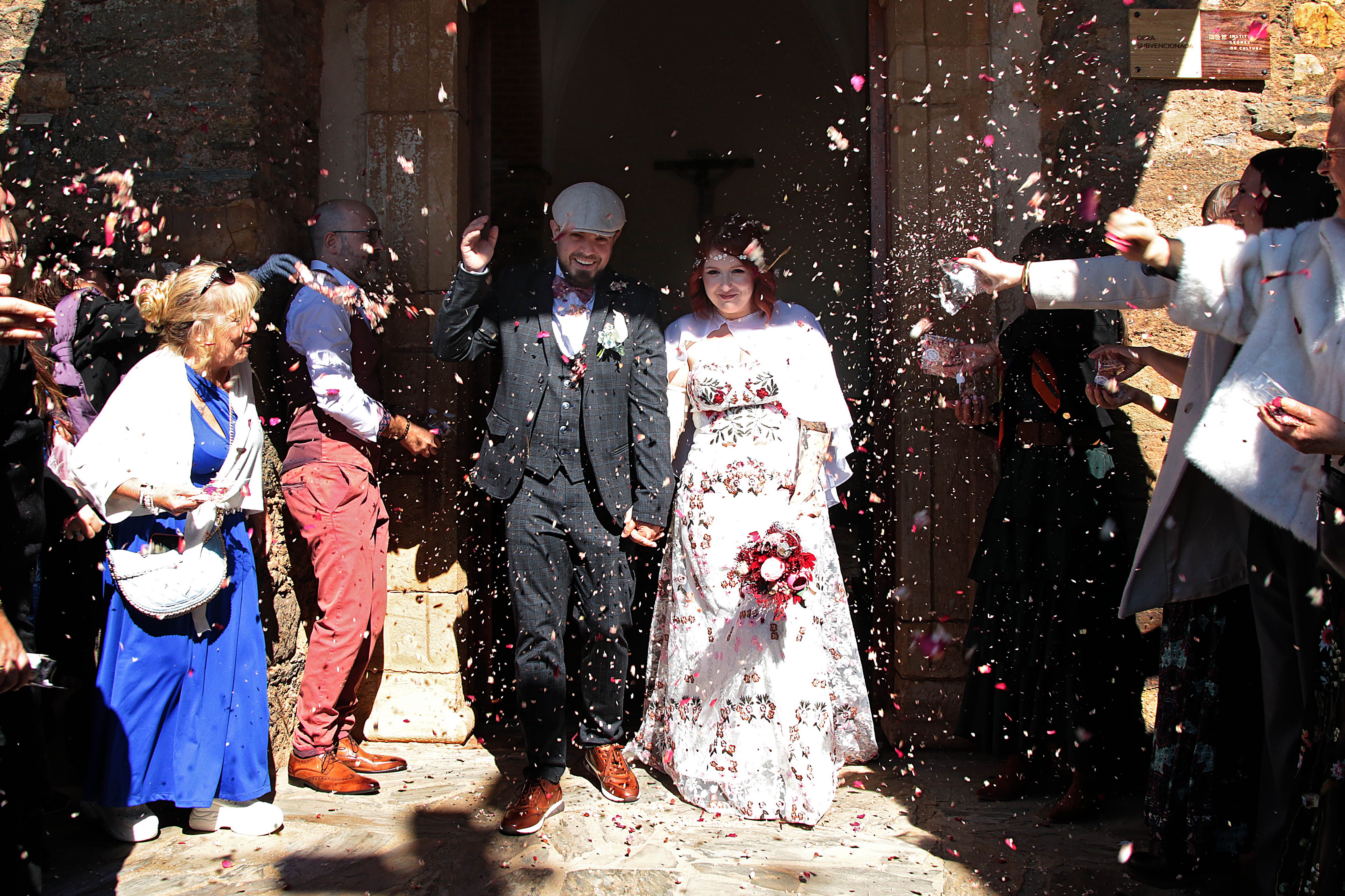 Andrés y Antonio a la salida de la boda en Castro de Cepeda. | PEIO GARCÍA (ICAL)
