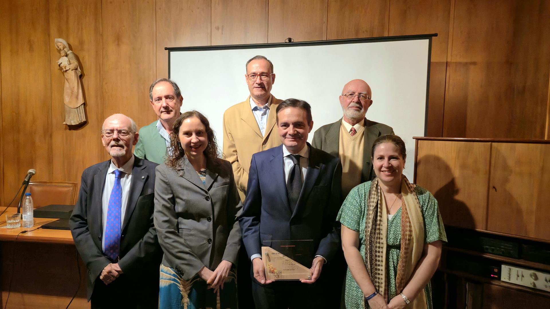 Raúl Fernández Sobrino acompañado por la Junta Directiva del Centro Gaudí Madrid. | L.N.C.