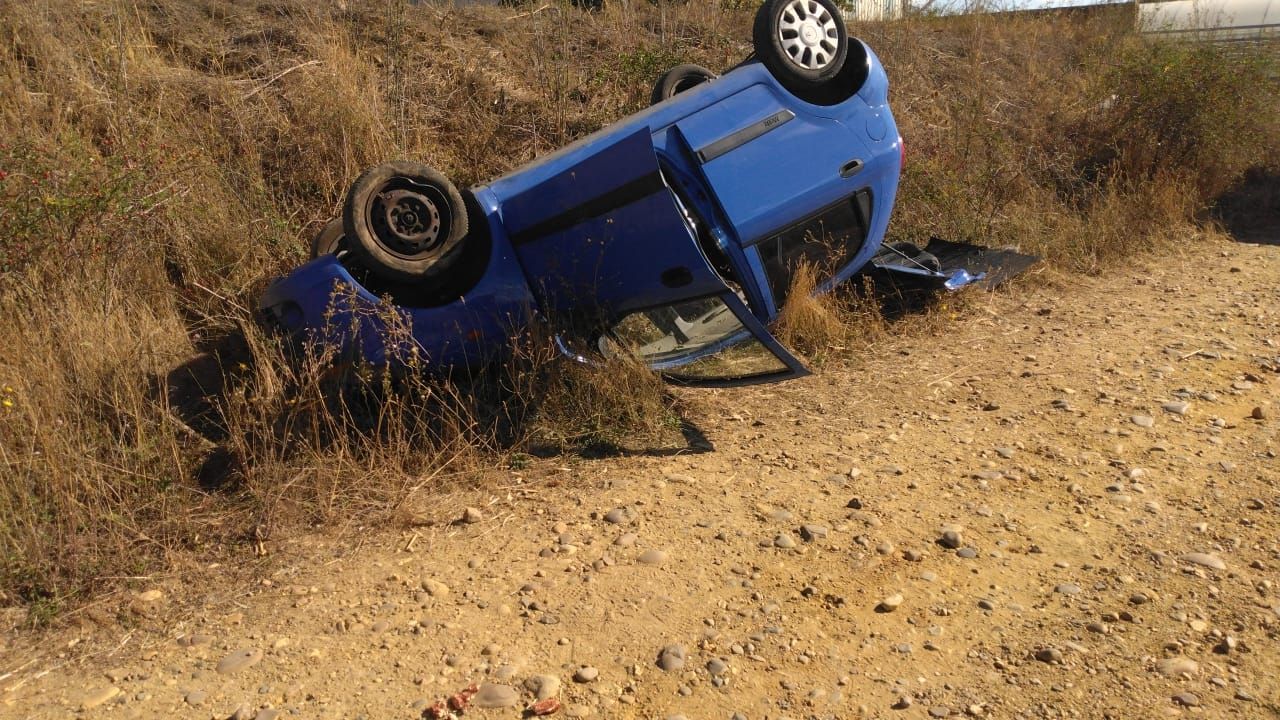 Vehículo volcado tras el accidente. | DIPUTACIÓN DE LEÓN