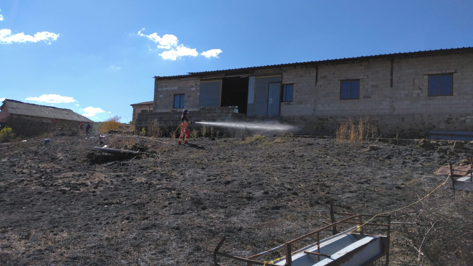 Un bombero del Sepeis durante el incendio en una nave agrícola en Taranilla. | DIPUTACIÓN DE LEÓN
