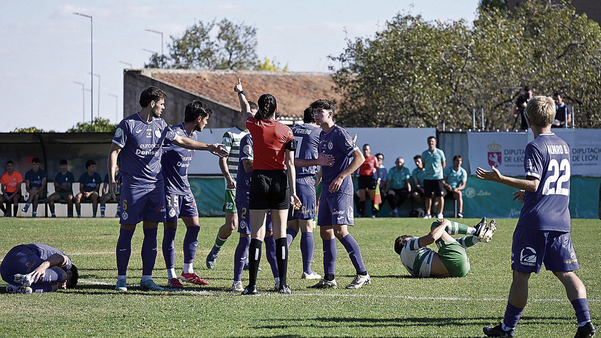 Un jugador de La Virgen y otro del Cristo se duelen en el suelo. | SAÚL ARÉN