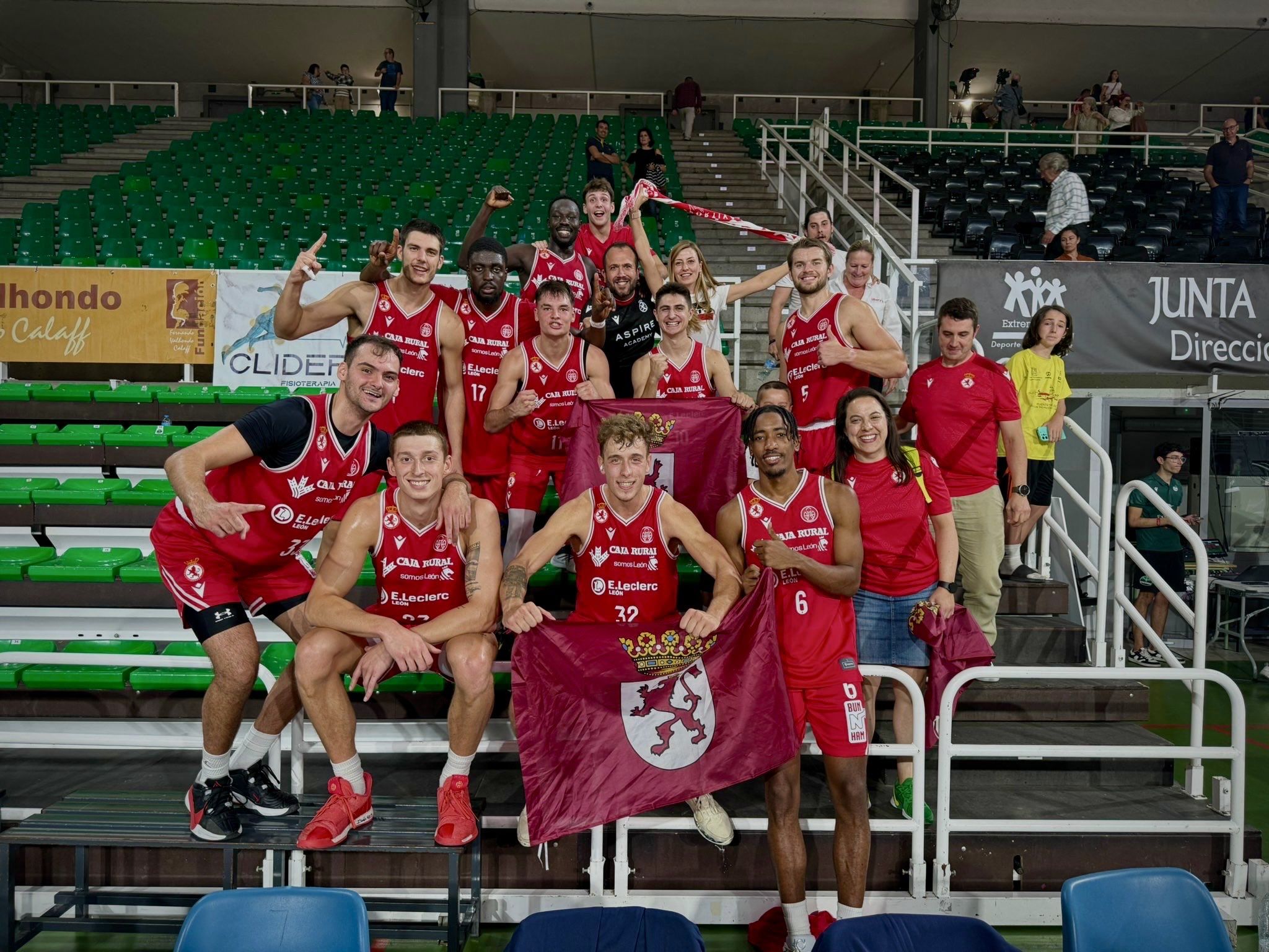 Los jugadores de la Cultural celebran la victoria en Cáceres con los leoneses presentes en las gradas. |CULTUBALONCESTO
