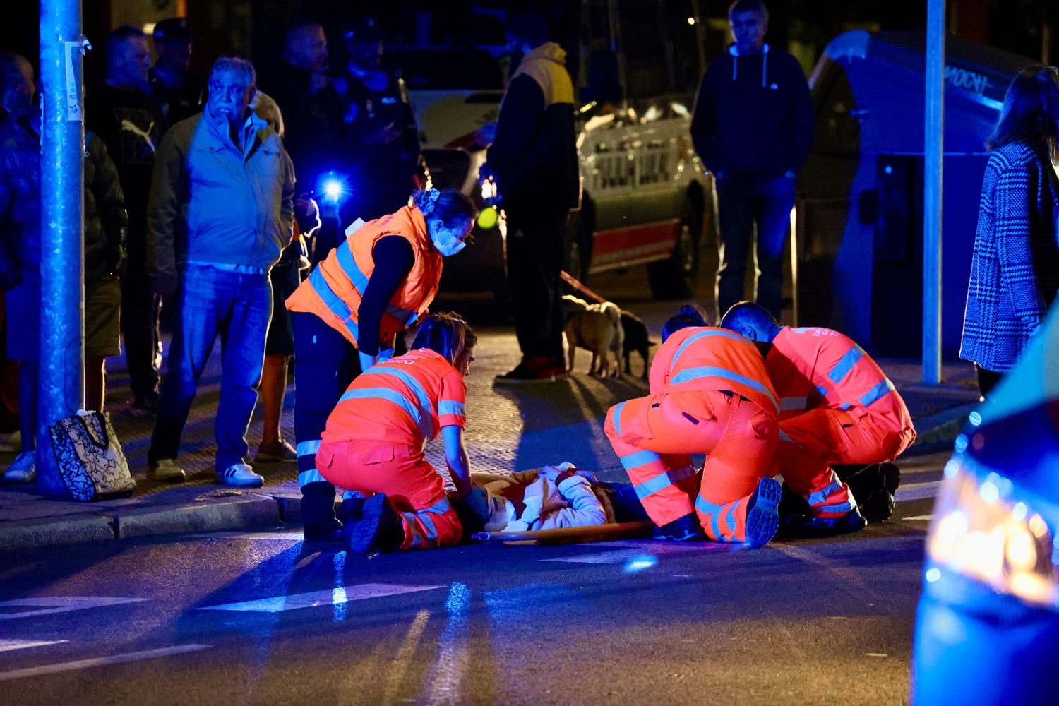 La joven atropellada siendo atendida por los servicios de Emergencias. | CAMPILLO (ICAL) La joven atropellada siendo atendida por los servicios de Emergencias. | CAMPILLO (ICAL)
