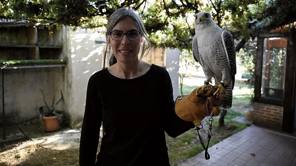 Flor León Martín se instaló en 2004 en Navafría de la Sobarriba para criar halcones, algo que sigue haciendO pero también es ganadera. | SAÚL ARÉN