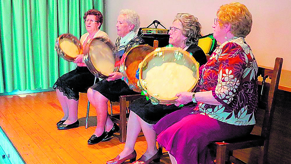 Nieves, Marucha, Ángeles y Cilinia, ‘Las Pandereteras de Casares’, en un homenaje que recibieron en Villamanín y agradecieron... tocando la pandereta y cantando.