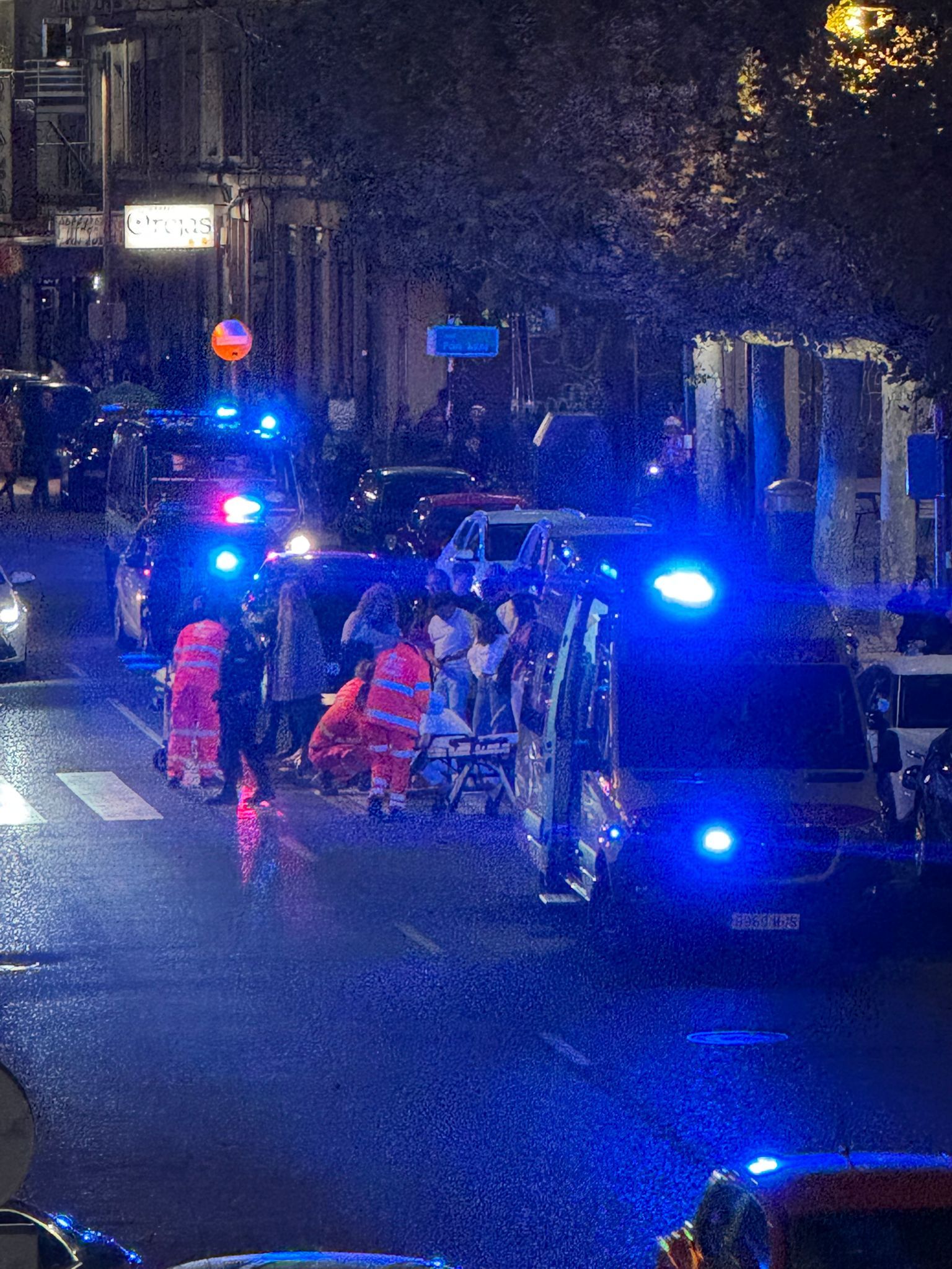 El personal sanitario atendiendo a las dos personas atropelladas. | L.N.C.