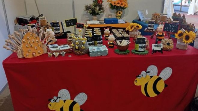 Uno de los puestos del mercado artesano en el recinto ferial. E. NIÑO