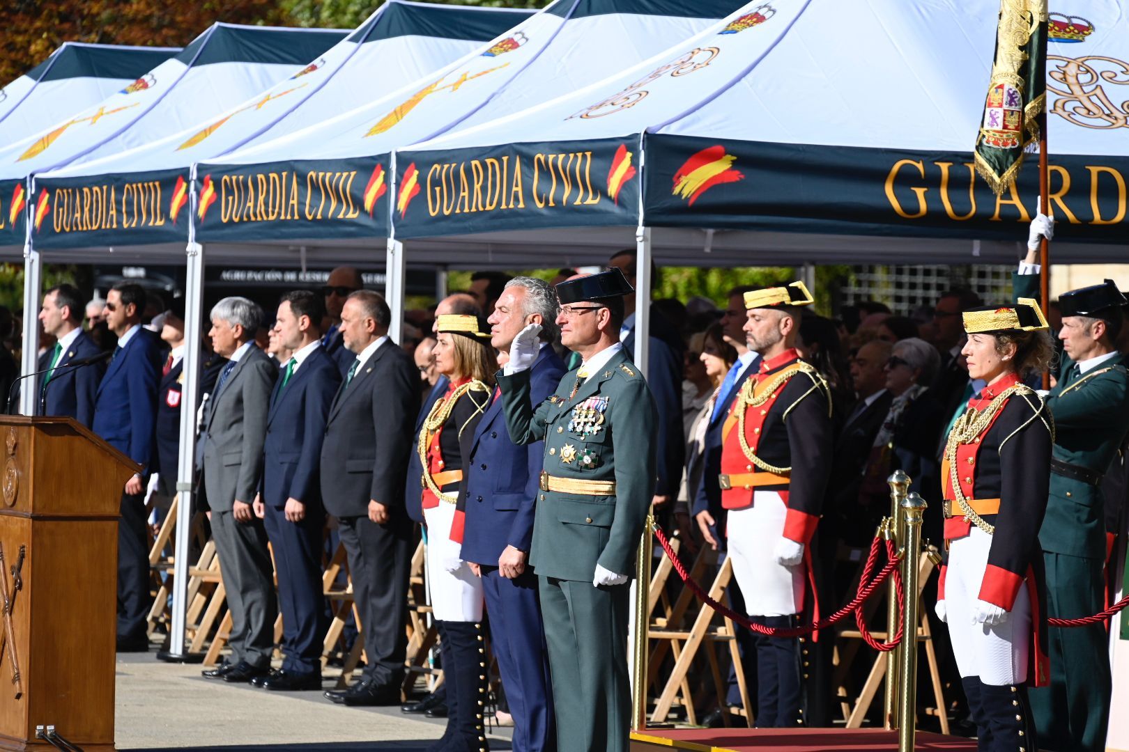 La Guardia Civil de León rinde honores a su patrona. | SAÚL ARÉN