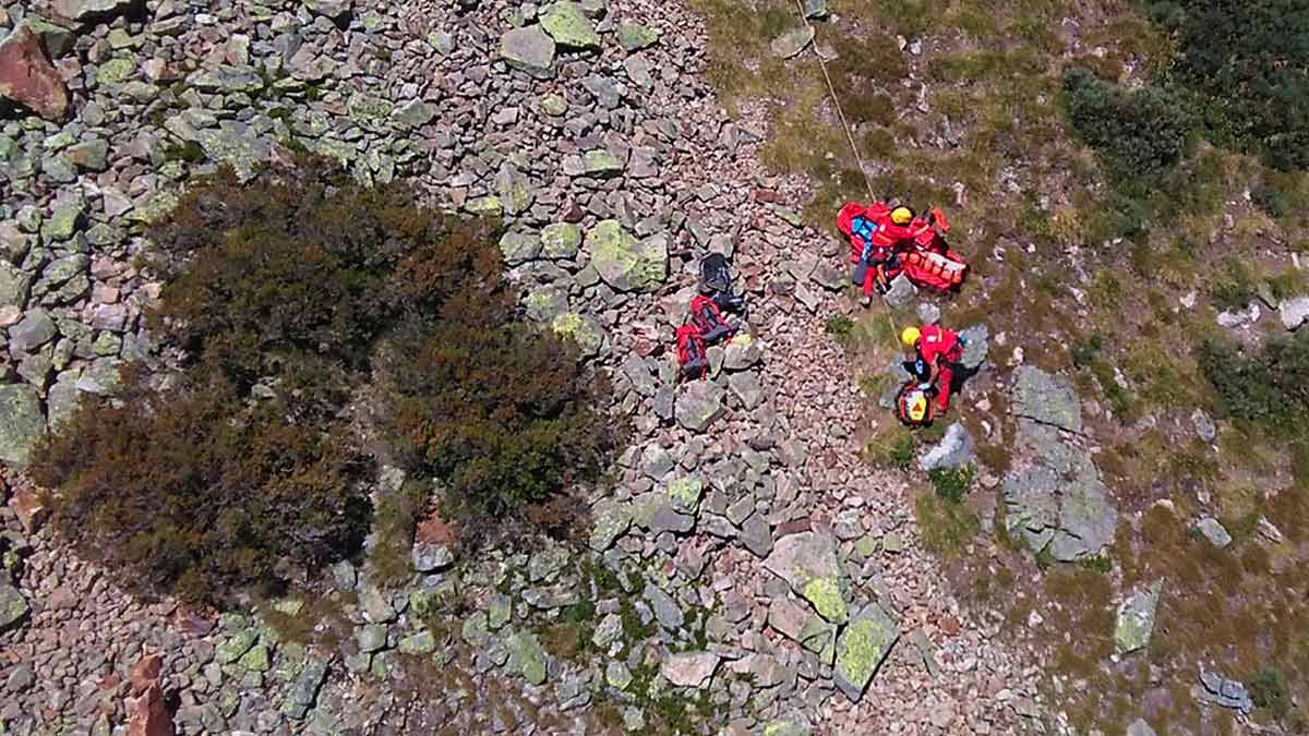 Imagen del rescate de la joven facilitada por el servicio de Emergencias 1-1-2.