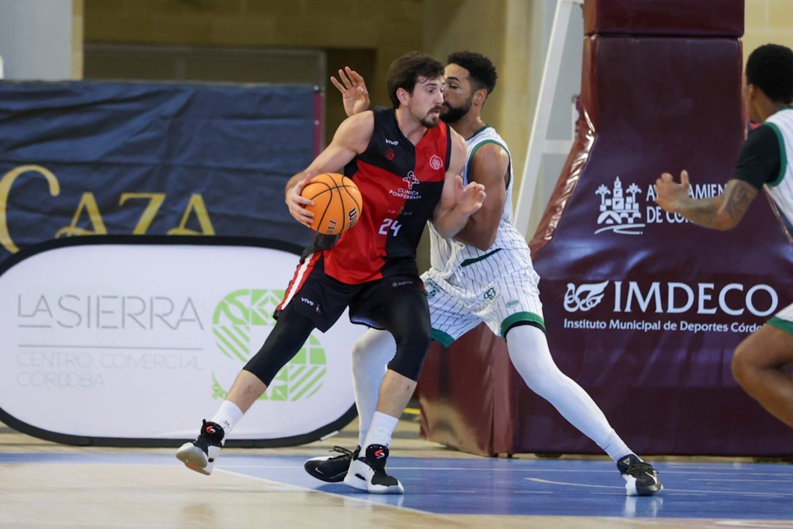 El Clínica Ponferrada cayó ante uno de los grandes favoritos al ascenso, Hayes fue el mejor de los bercianos con 21 puntos y 6 rebotes  CÓRDOBA