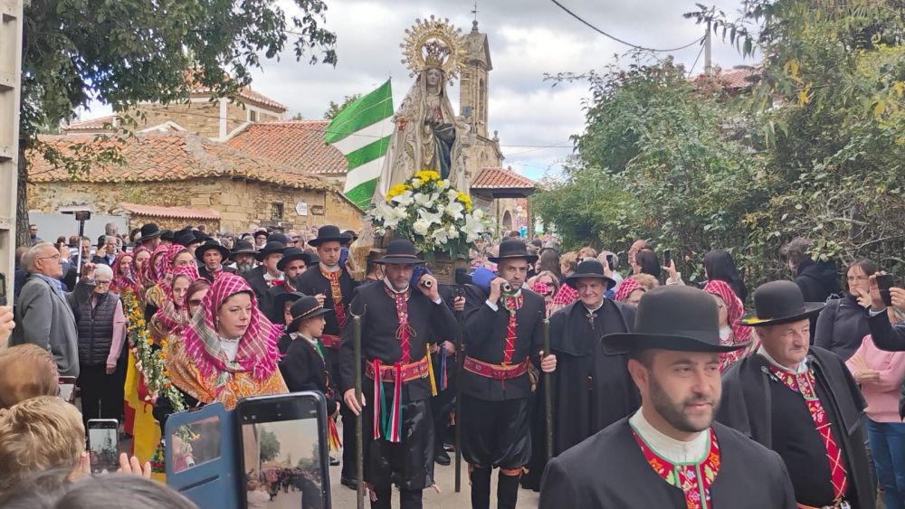 Nuestra Señora de los Remedios pujada a hombro por varios hombres ataviados de maragatos, | L.N.C.