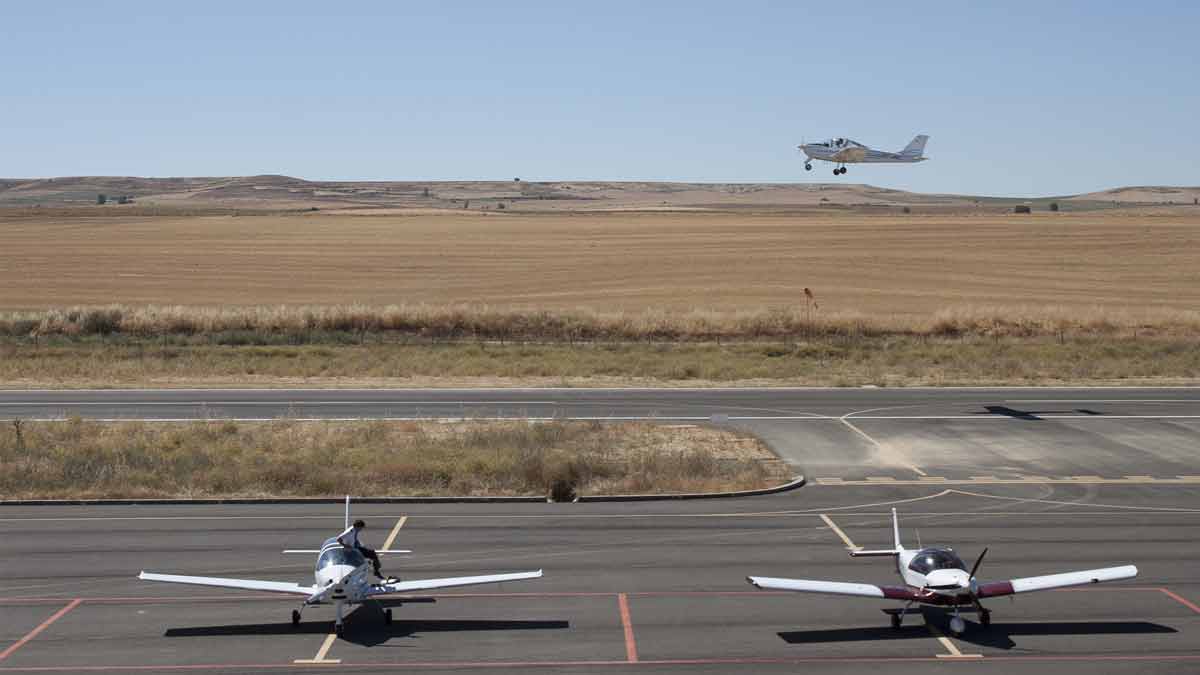 La Vuelta Ibérica de aviación ligera culminó ayer en el Aeródromo Rogelio Fernández de Pajares de los Oteros con 30 pilotos. | T.G. La Vuelta Ibérica de aviación ligera culminó ayer en el Aeródromo Rogelio Fernández de Pajares de los Oteros con 30 pilotos. | T.G.