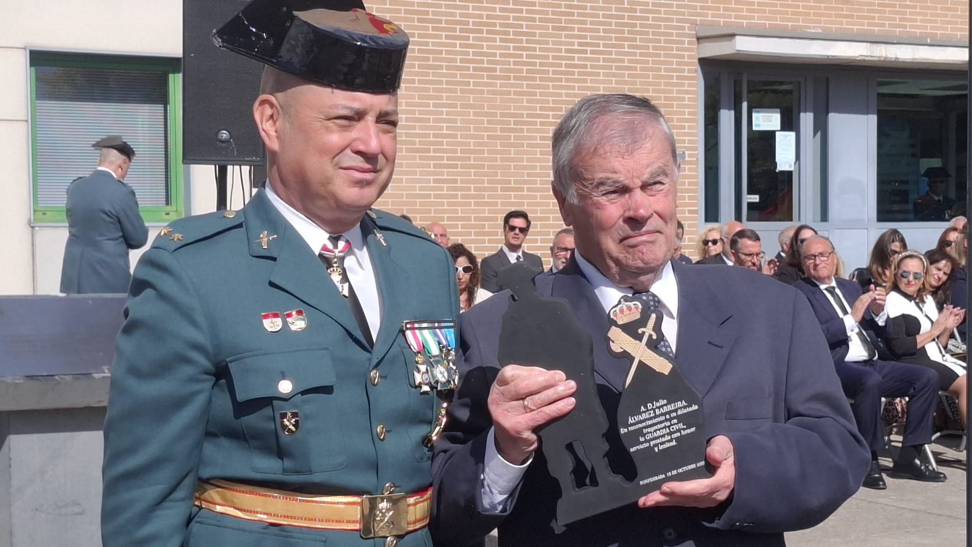 Entrega de una de las distinciones. | L.N.C.