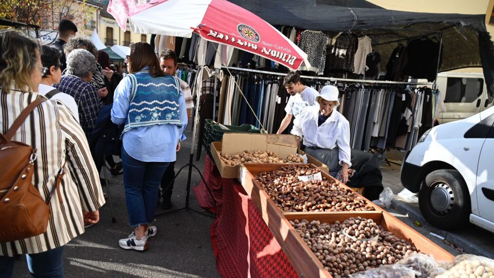Los típicos puestos de avellanas no faltaron a la cita. | SAÚL ARÉN