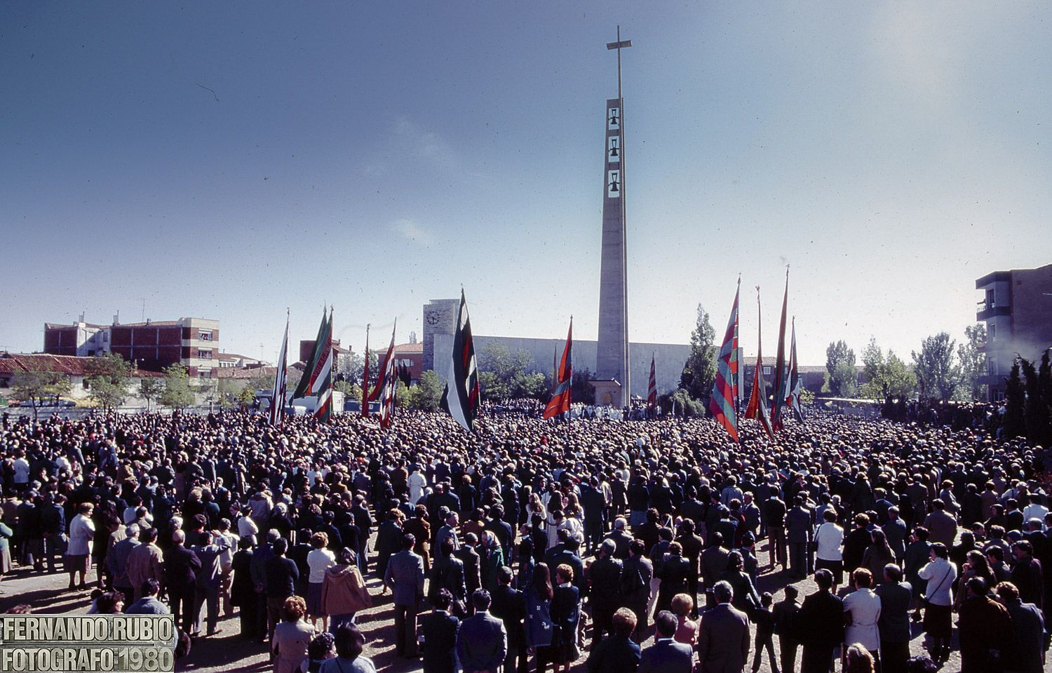 La imagen lo dice todo sobre el gentío que, por ejemplo en 1980 se congregó en la explanada del Santuario al grito de ‘¡Carro a la Virgen!’. | FERNANDO RUBIO