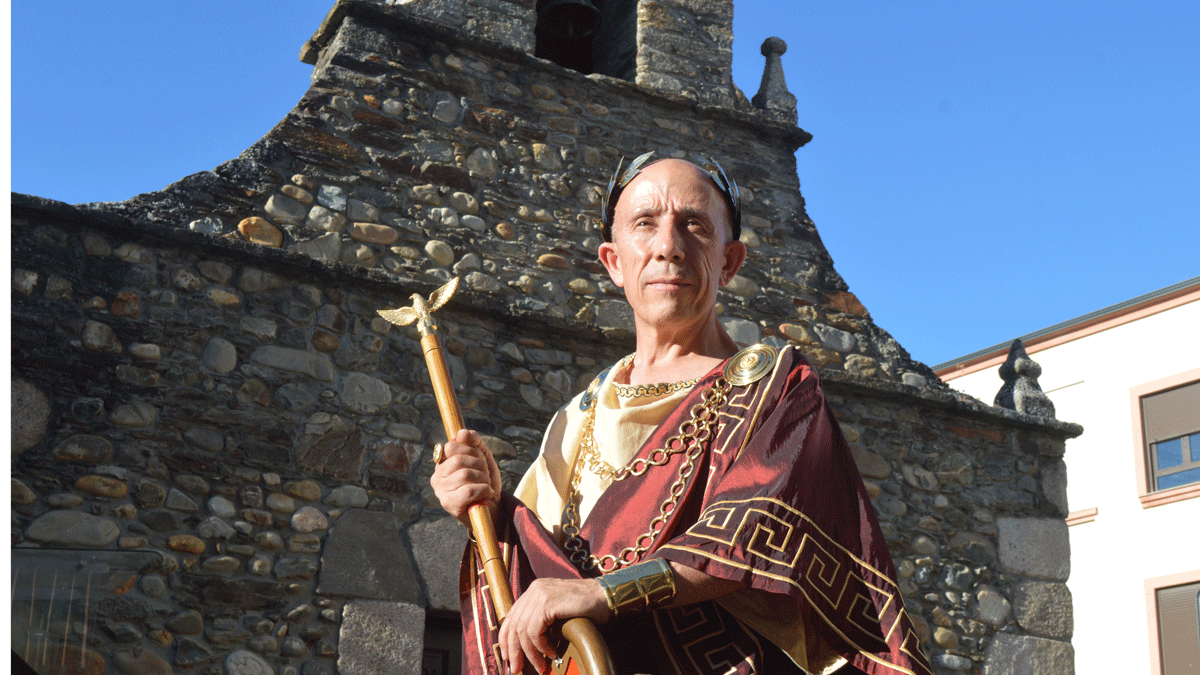 Cacabelos recibió ayer al César en el entorno de la iglesia de San Roque, la entrada a Bergidum. | D.A.