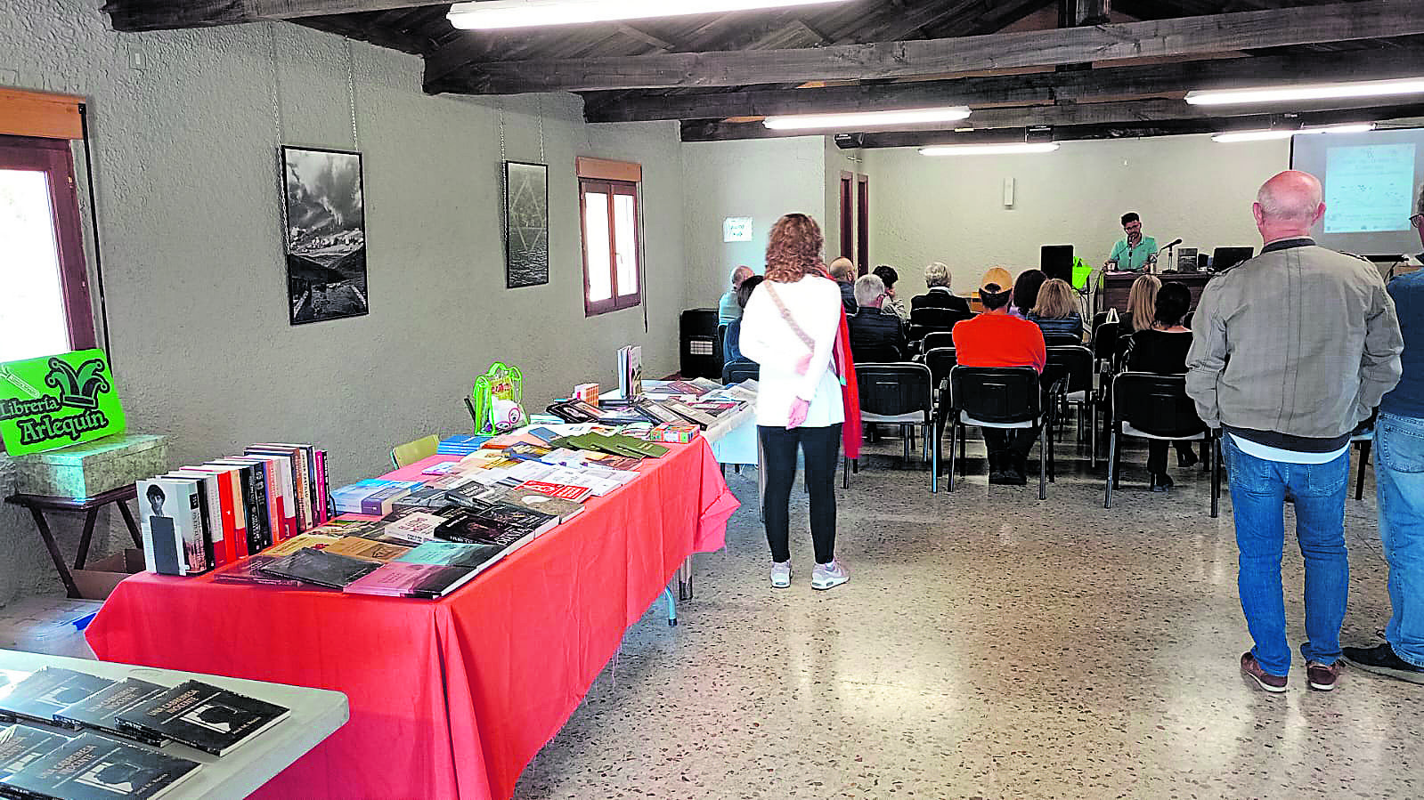 Las presentaciones, conciertos, charlas... se suceden en la Feria del Llibru a lo largo de dos intensas jornadas. 