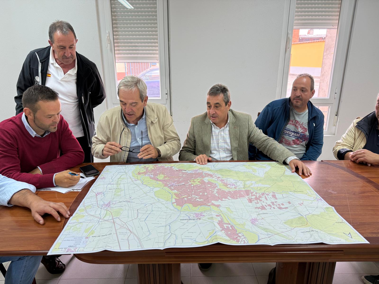 El director general del Itacyl en la reunión con la Comunidad de Usuarios de Aguas Subterráneas (CUAS) del Órbigo-Eria. | L.N.C.