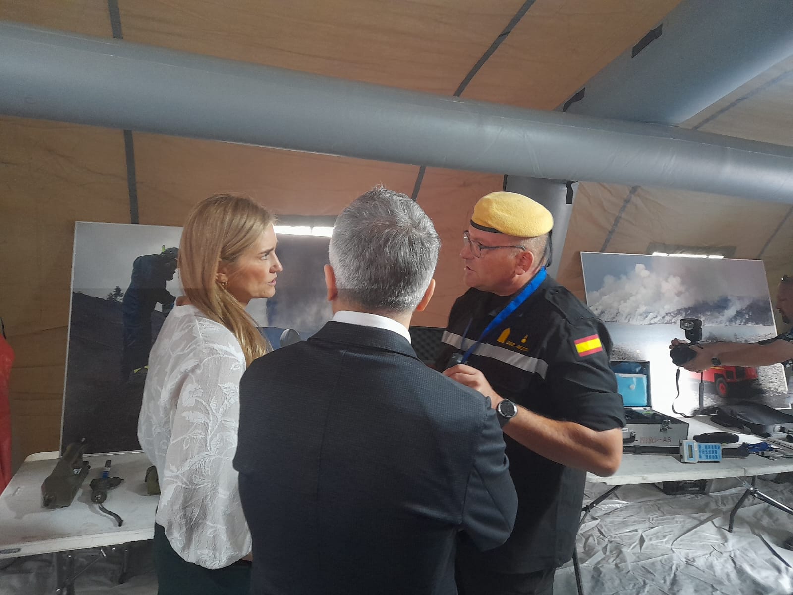 Marlaska, de espaldas junto a la ministra Aagensen, viendo la exposición de la UME en la Convención. | MAR IGLESIAS