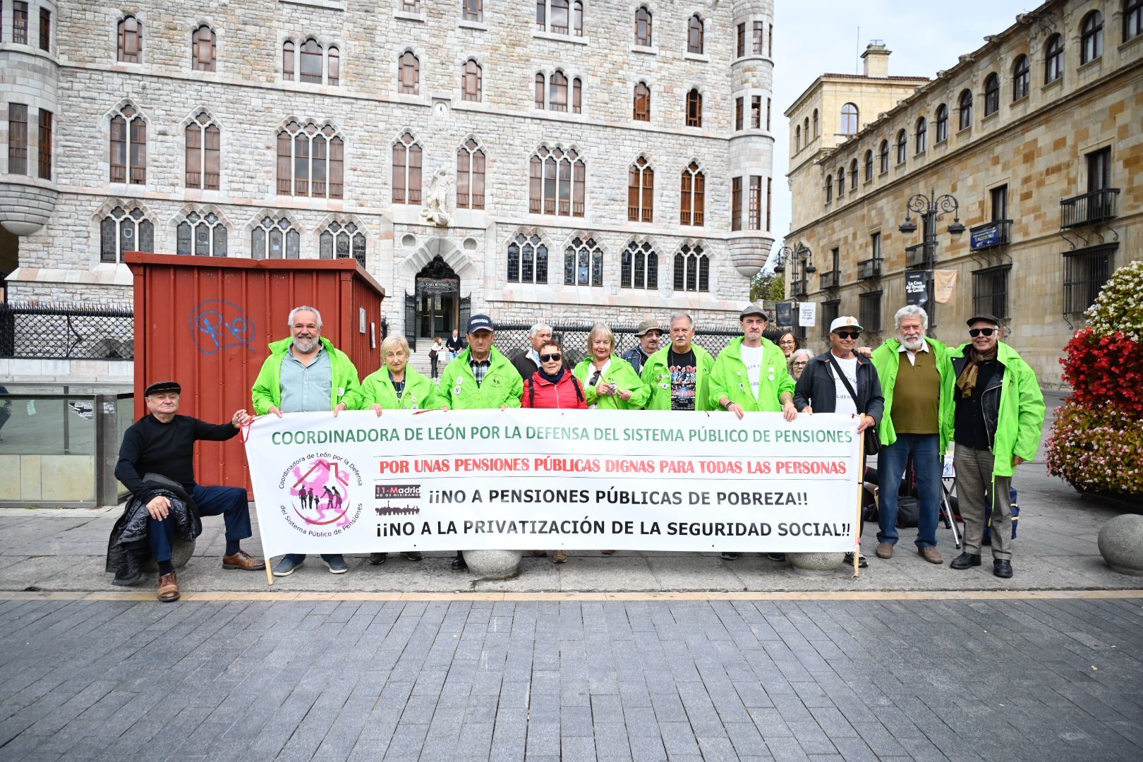Los pensionistas de León durante la concentración de este lunes. | SAÚL ARÉN