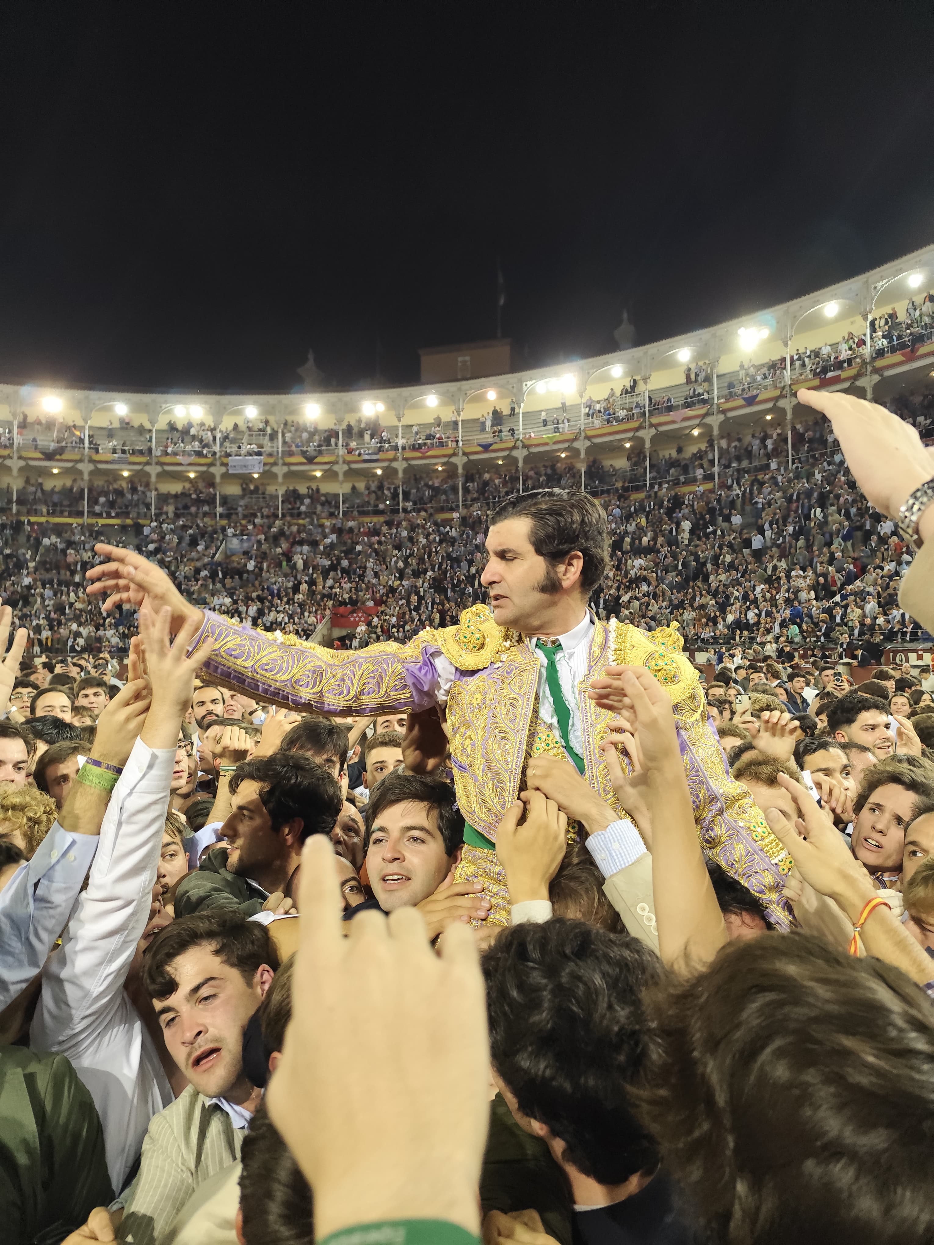 Morante saliendo a hombros de Las Ventas ante un público entregado a su figura. | ENRIQUE PÉREZ DE LA PUENTE