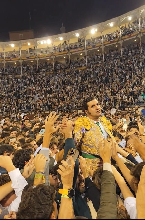 Morante saliendo a hombros de Las Ventas ante un público entregado a su figura. | ENRIQUE PÉREZ DE LA PUENTE