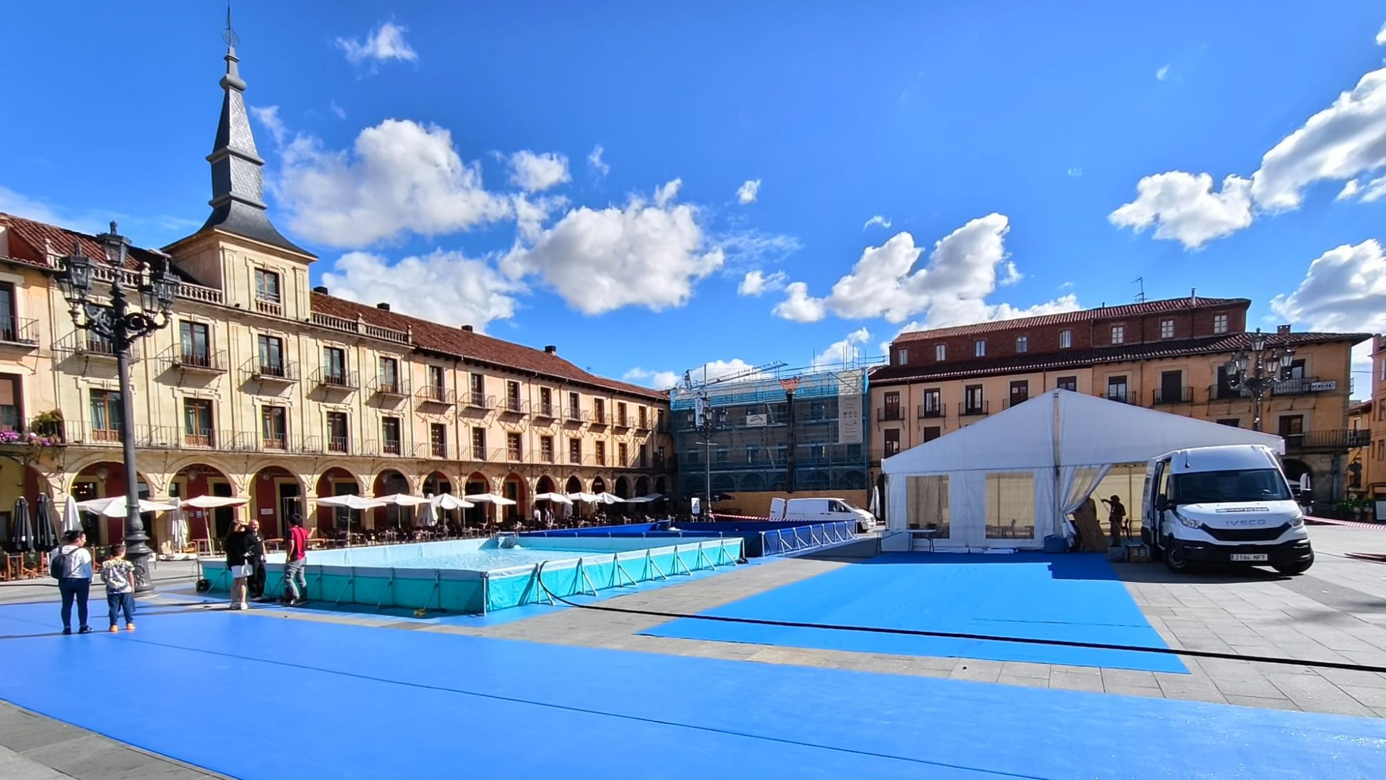 Cambio temporal del mercado de la plaza Mayor de León