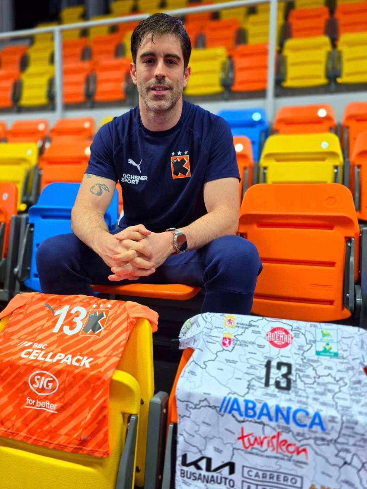 Juan Castro, con las camisetas del Kadetten y el Ademar. | KADETTEN