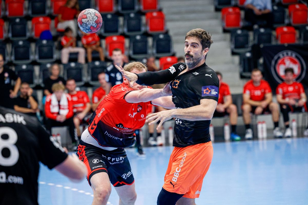 Castro da un pase con el Kadetten. | KADETTEN