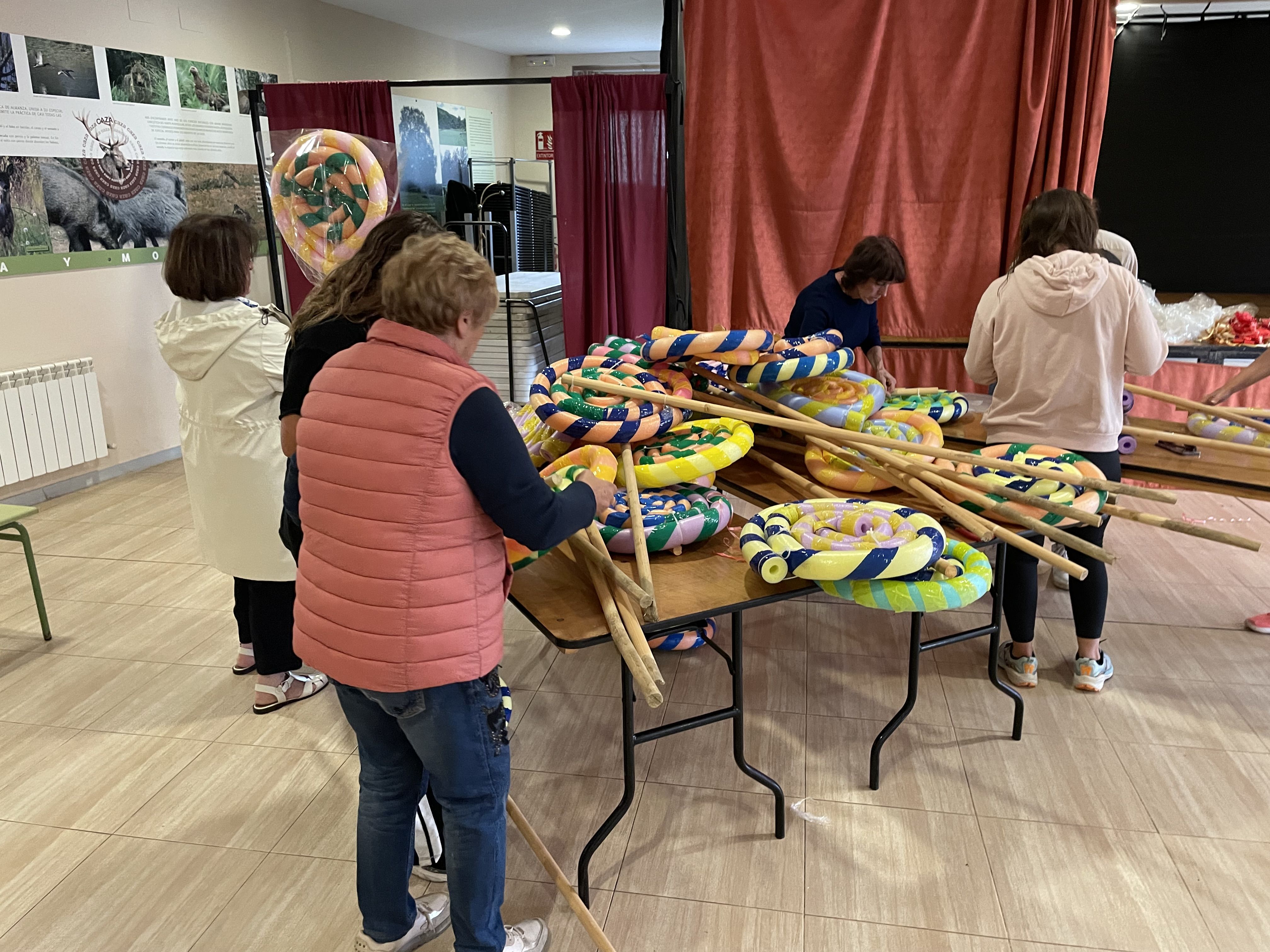 Un grupo de personas que están colaborando en los preparativos navideños. | L.N.C.