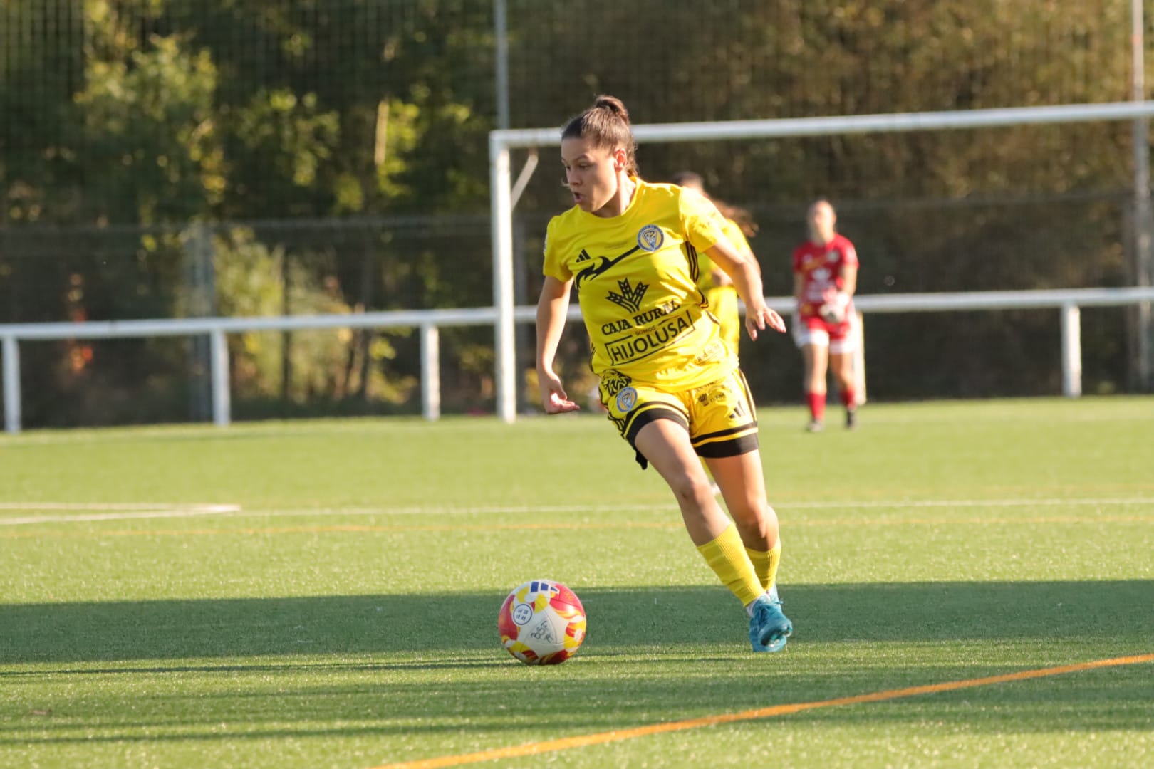 Una jugadora del Olímpico conduce el balón durante el encuentro ante el Bizkerre. |  AROA CAÑO