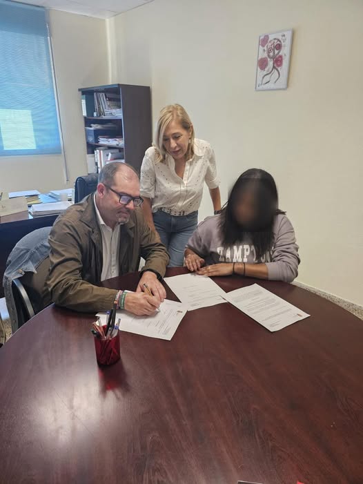 El alcalde firmando el acuerdo con AFA Bierzo y la madre de la familia que llega de Madrid.