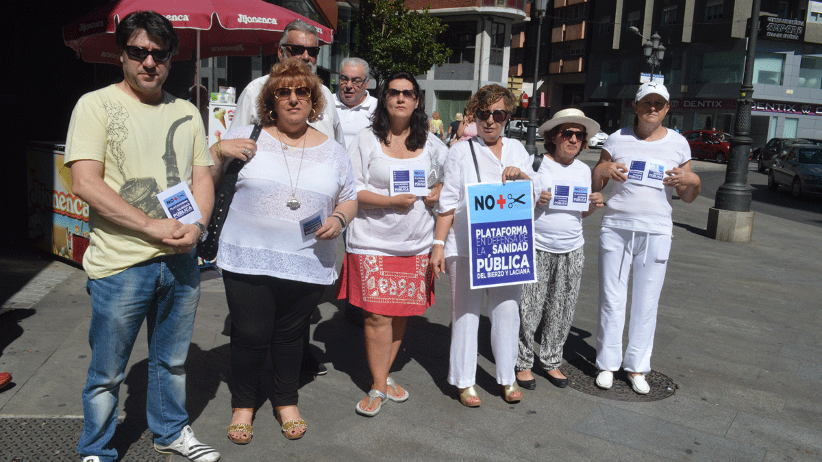 La Plataforma en defensa de la sanidad repartió información este sábado. | L.N.C.