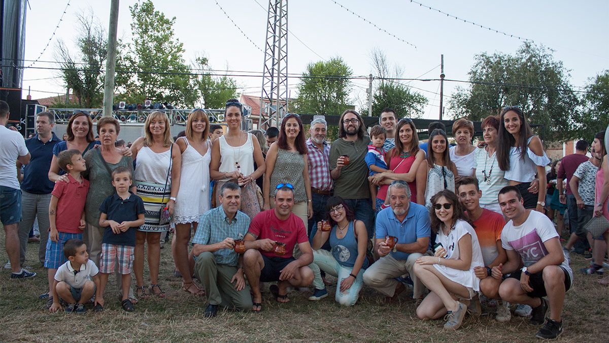 La 41ª Fiesta del Vino de Valdevimbre ha vuelto a reunir a miles de vecinos y visitantes en la Era de las fiestas. | T.G.