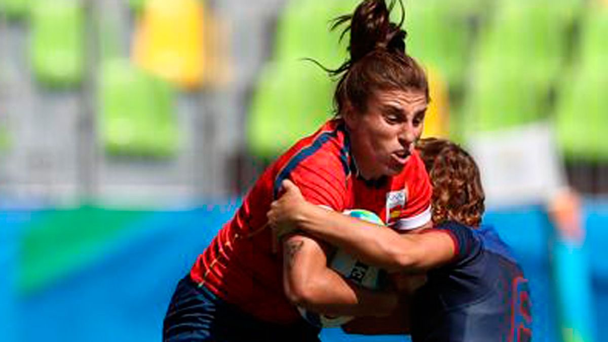 La leonesa María Casado trata de superar a una rival francesa. | EFE La leonesa María Casado trata de superar a una rival francesa. | EFE