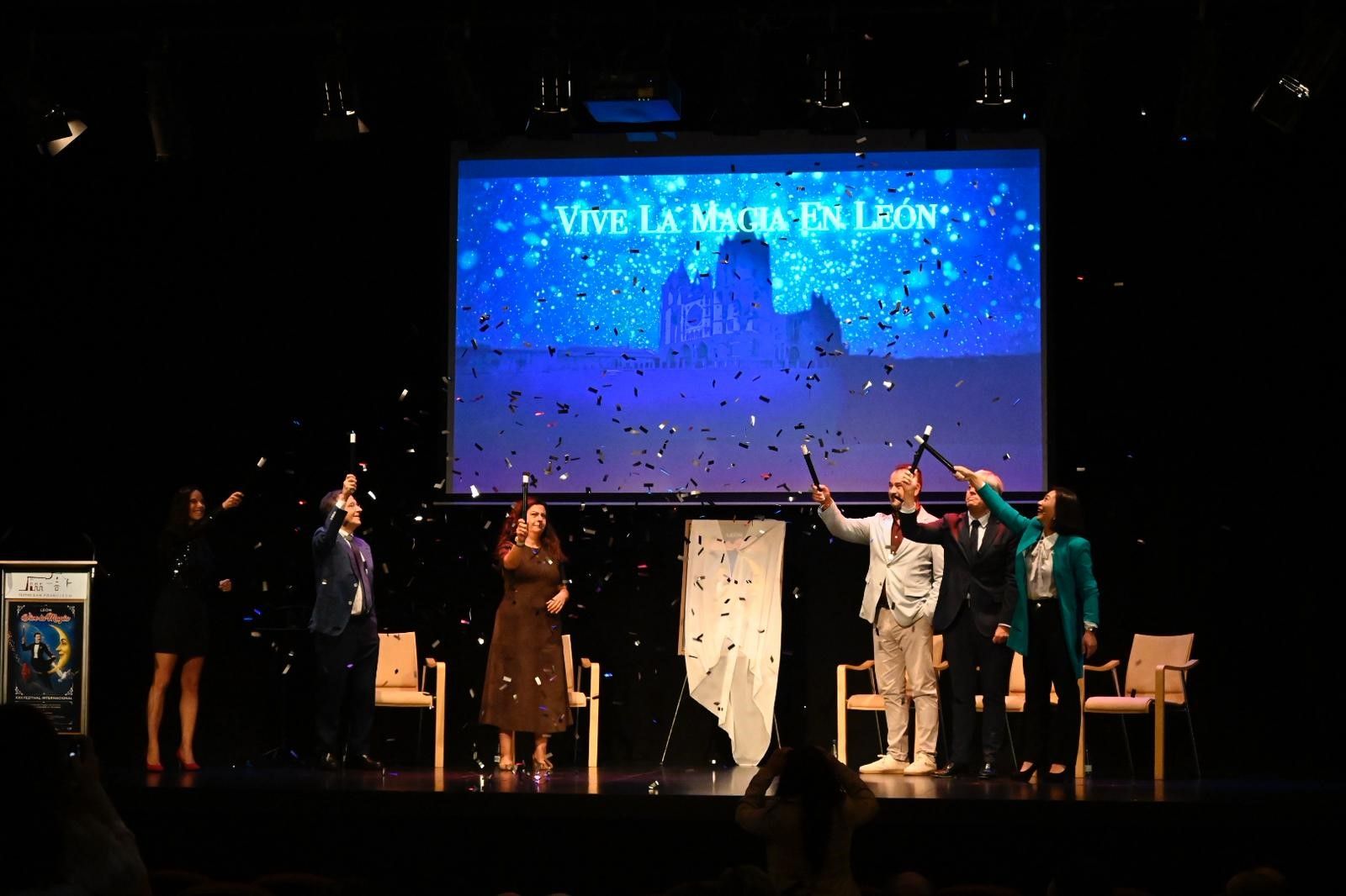 Un instante de la presentación del XXII Festival Internacional 'León Vive la Magia' en el teatro San Francisco. | SAÚL ARÉN
