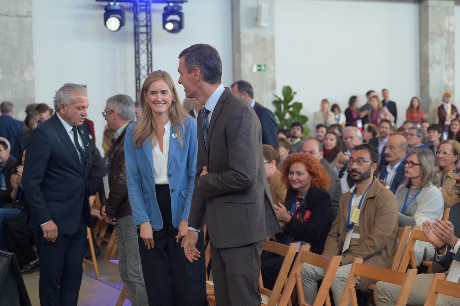 La ministra Aasegen al lado del presidente del Gobierno en Ponferrada. | MAR IGLESIAS