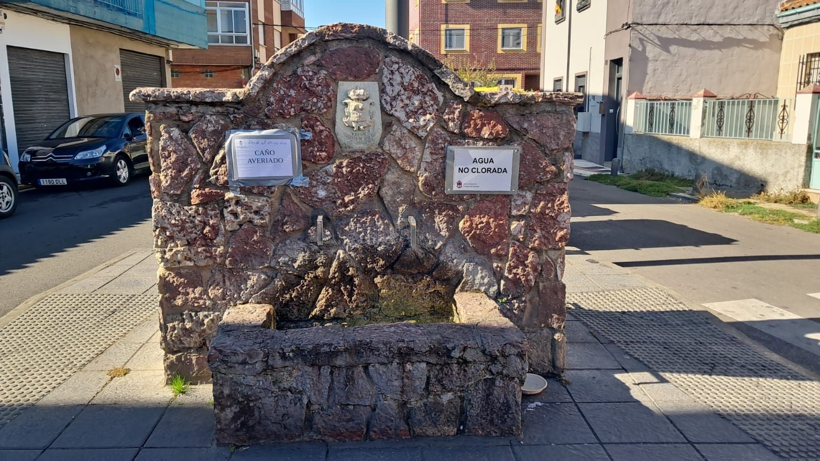 Imagen del caño averiado en Trobajo del Camino. | L.N.C.