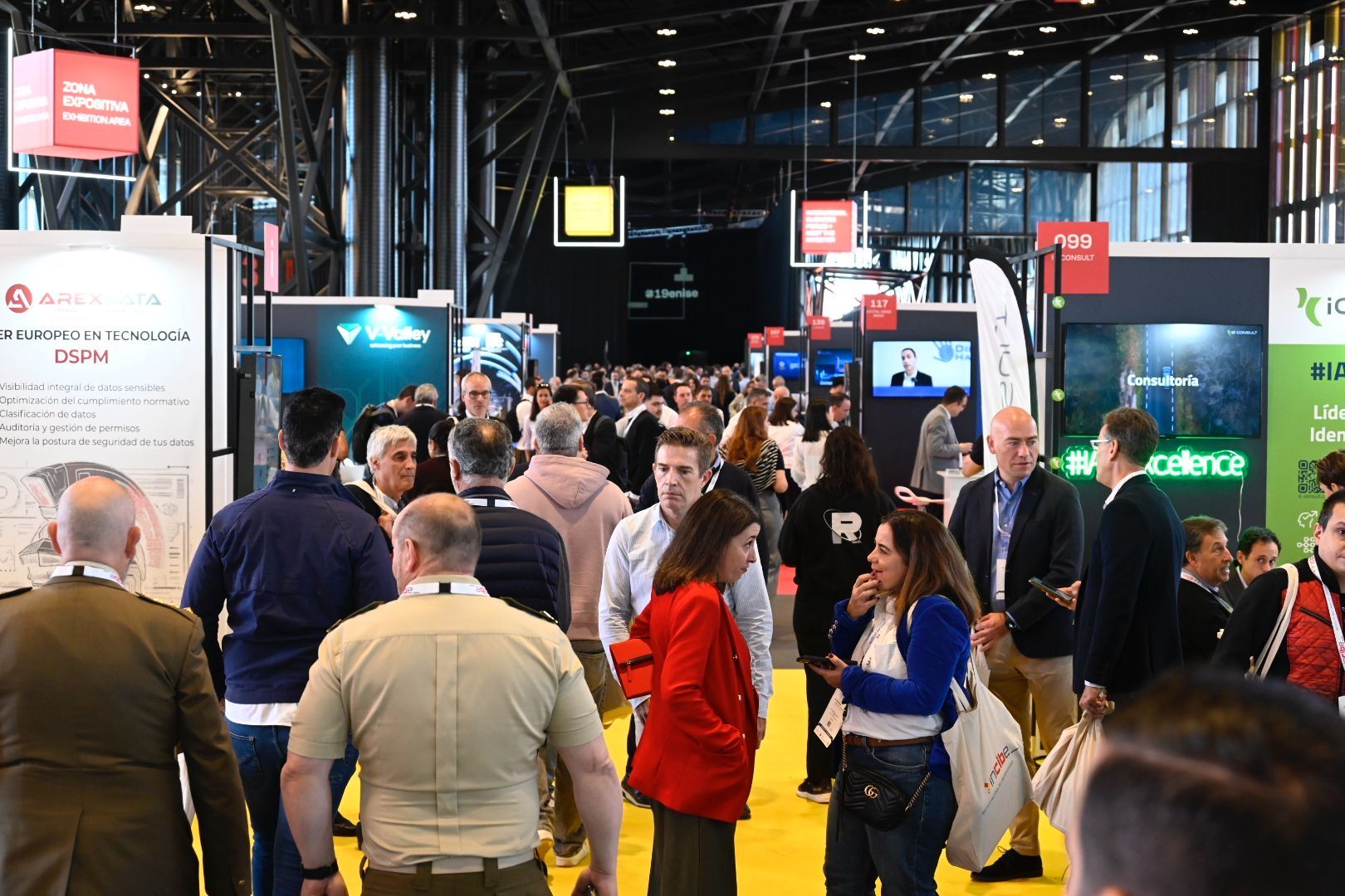 Intensa actividad en la primera jornada del Enise, que continúa hoy y mañana en el Palacio de Exposiciones. | SAÚL ARÉN