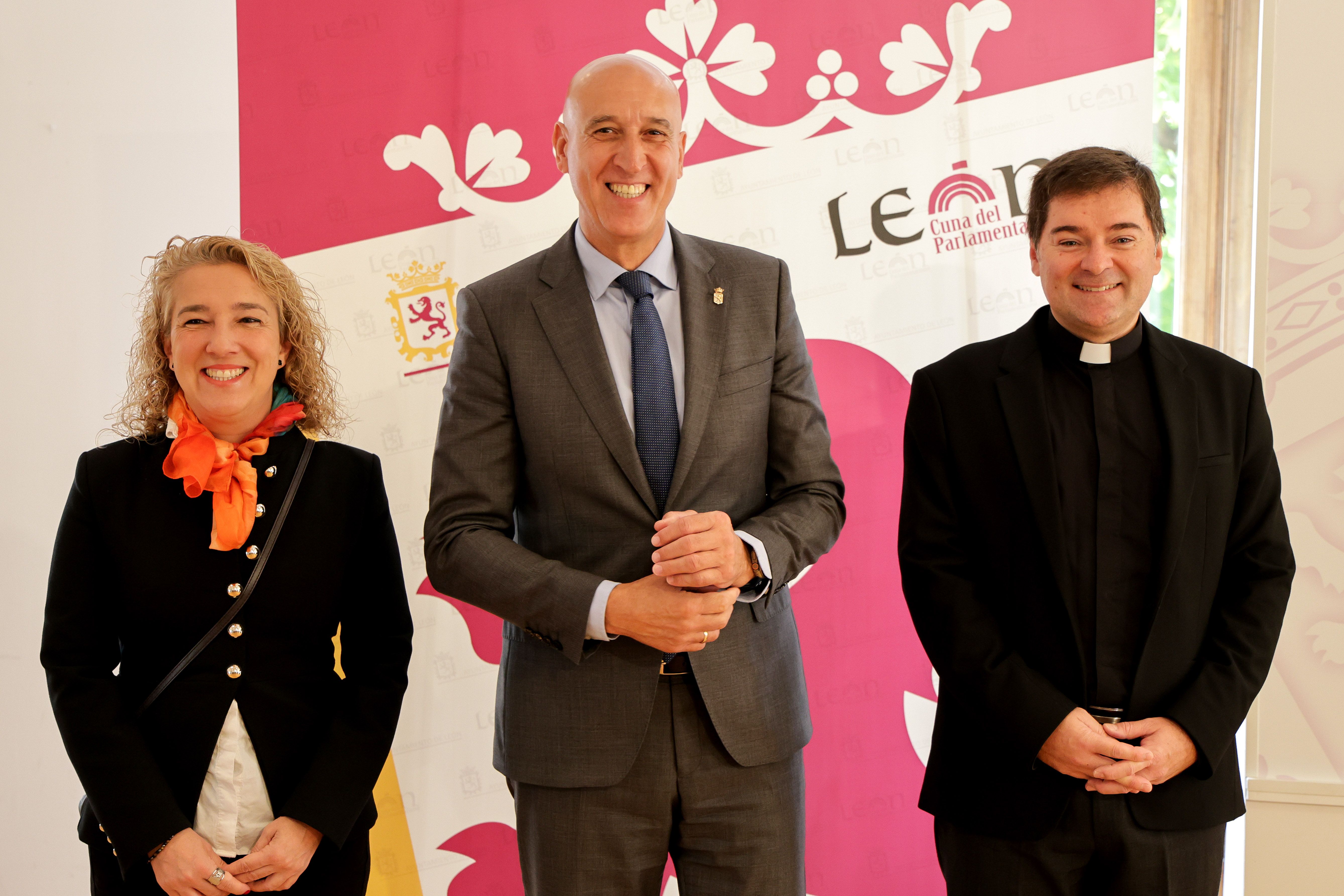 Los responsables de Colegiata y Museo de San Isidoro junto al alcalde. | ICAL