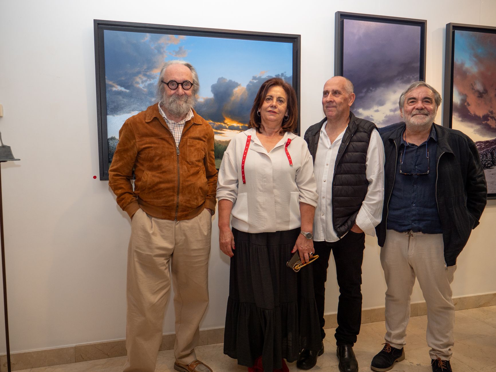 Gelines, la galerista ante tres artistas participantes en la exposición. | VICENTE GARCÍA