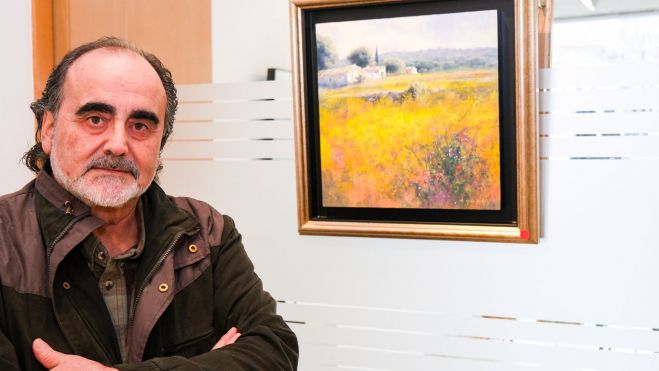 Fermín García Sevilla ante una de sus obras