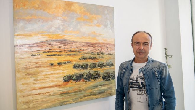 José Domínguez ante un paisaje de la zona castellano manchega