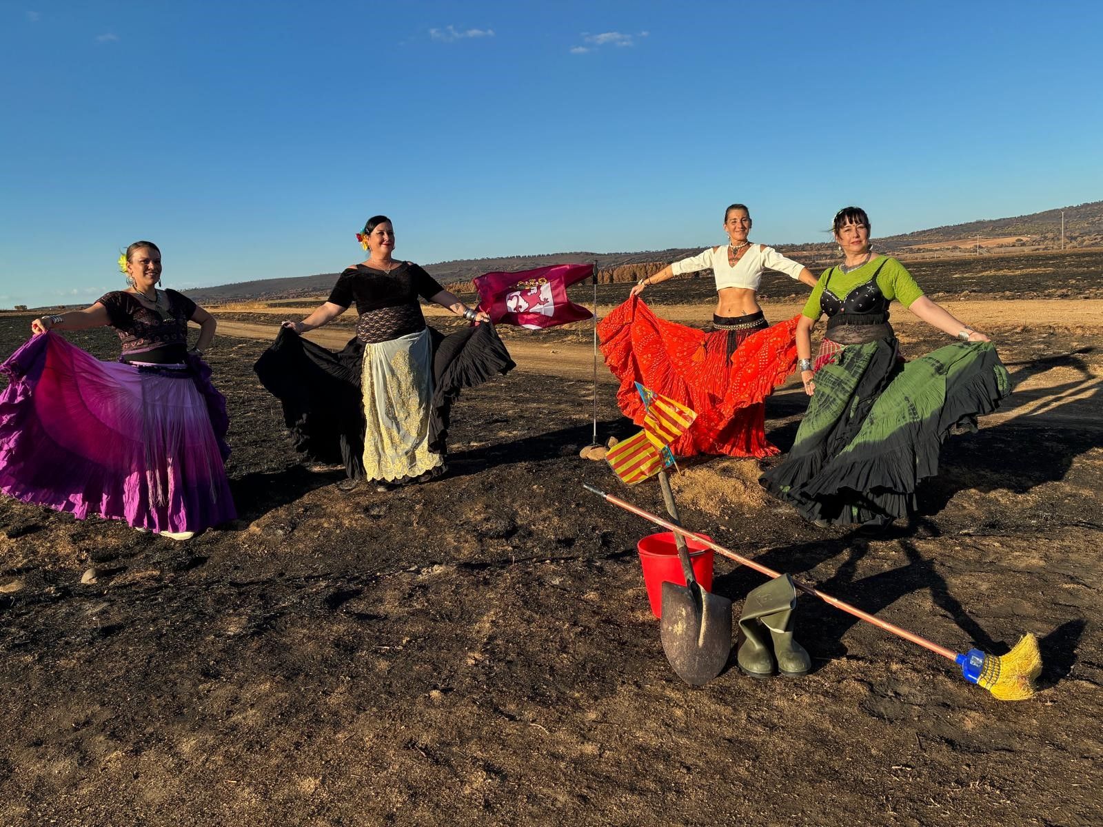 La cuatro integrantes del grupo de danza tribal originado en la provincia leonesa, HadATS, bailaron sobre suelo quemado. | L.N.C.