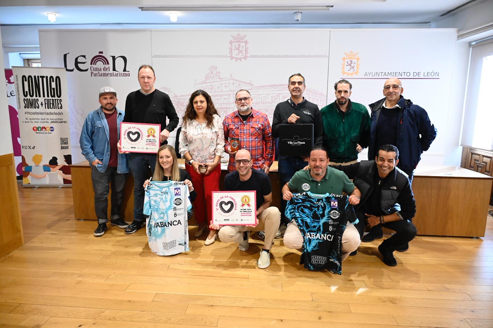 Foto de familia de la organización de la ruta, sus dos ganadores y los participantes | SAÚL ARÉN