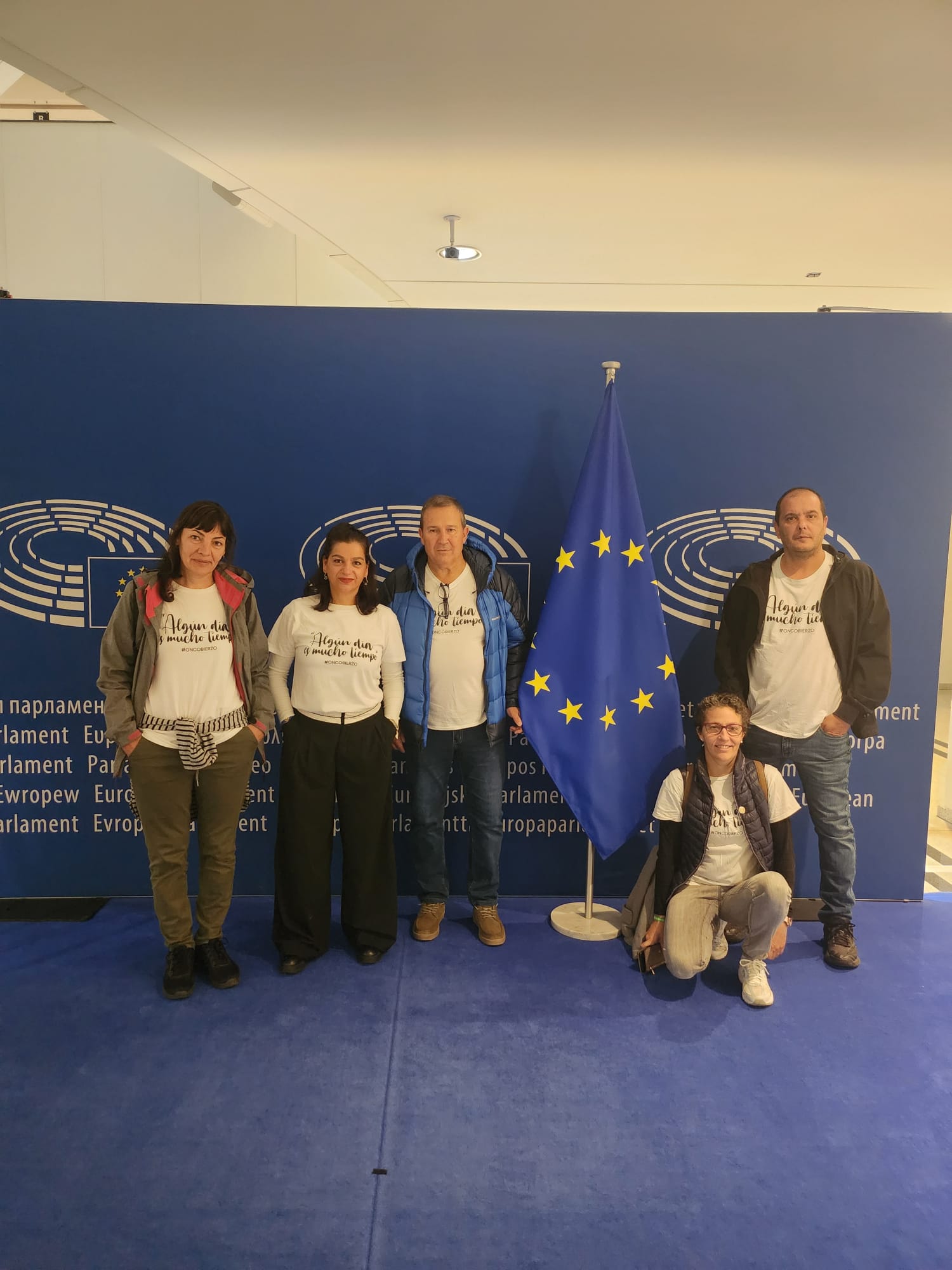 Integrantes de Oncobierzo en Bruselas, presentando la petición.